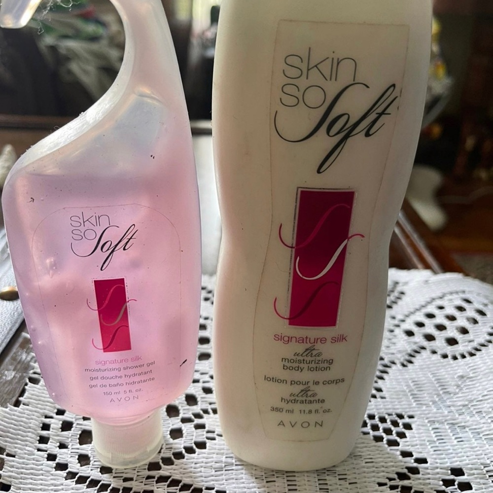 Avon SSS signature silk body
lotion with matching shower
gel nos